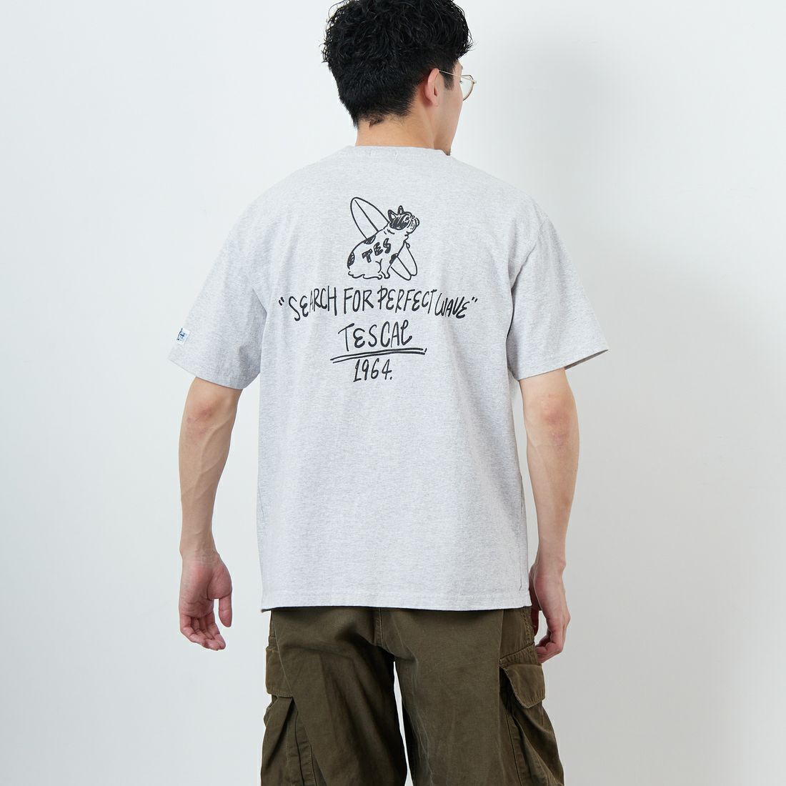The EndThe Endless Summer [エンドレスサマー] 別注 手書き風ロゴ BUHIバックプリントTシャツ [FH-25574502-JF] 03 MIX GRA &&モデル身長：168cm 着用サイズ：L&&less Summer [エンドレスサマー] 別注 手書き風ロゴ BUHIバックプリントTシャツ [FH-25574502-JF] 03 MIX GRA &&モデル身長：168cm 着用サイズ：L&&