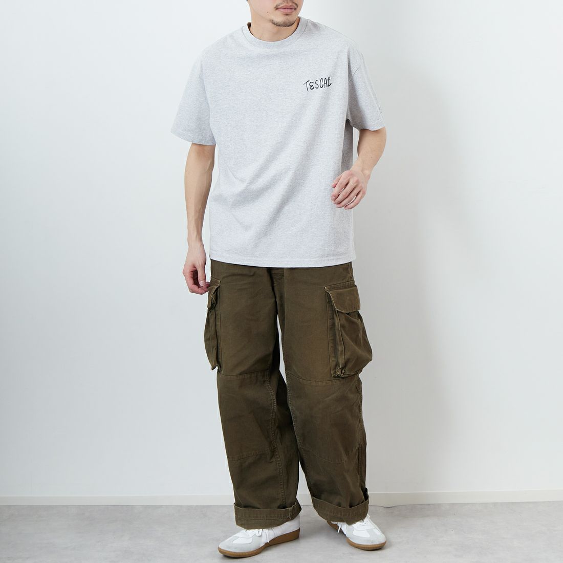 The Endless Summer [エンドレスサマー] 別注 手書き風ロゴ BUHIバックプリントTシャツ [FH-25574502-JF] 03 MIX GRA &&モデル身長：168cm 着用サイズ：L&&