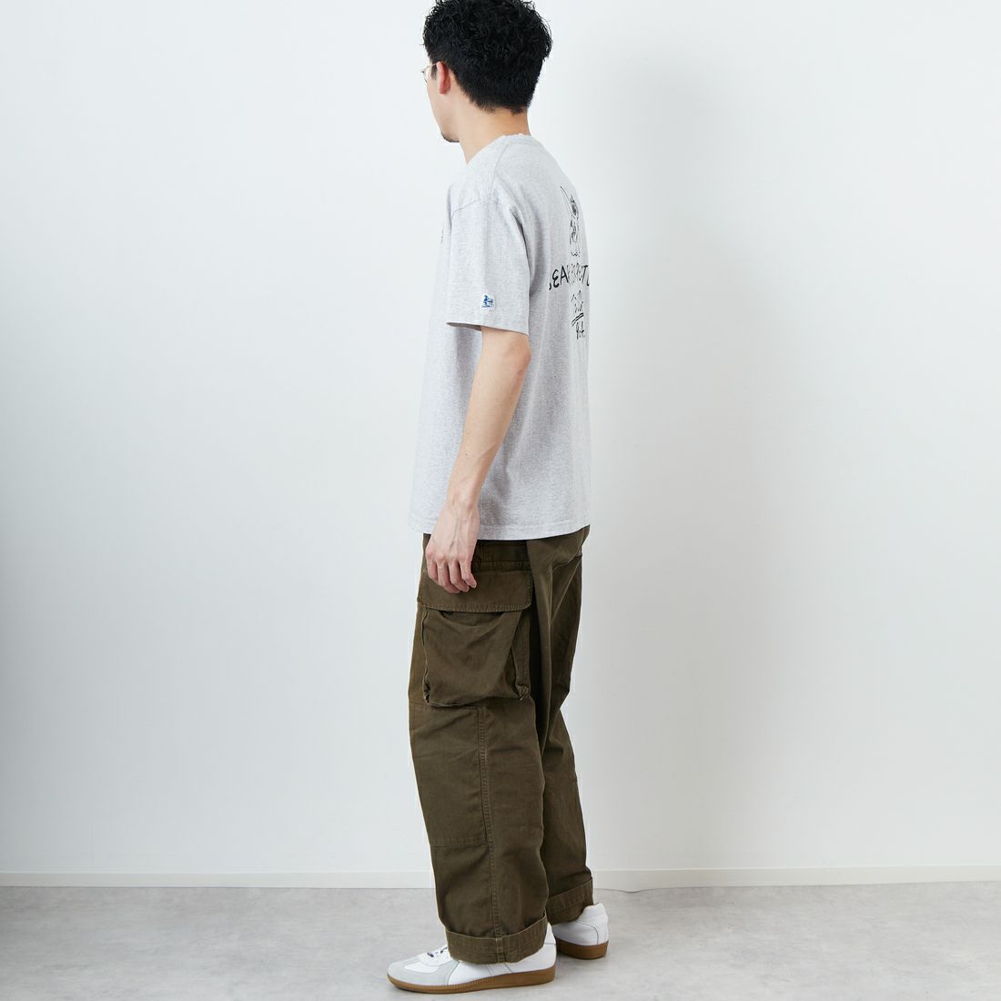 The Endless Summer [エンドレスサマー] 別注 手書き風ロゴ BUHIバックプリントTシャツ [FH-25574502-JF] 03 MIX GRA &&モデル身長：168cm 着用サイズ：L&&