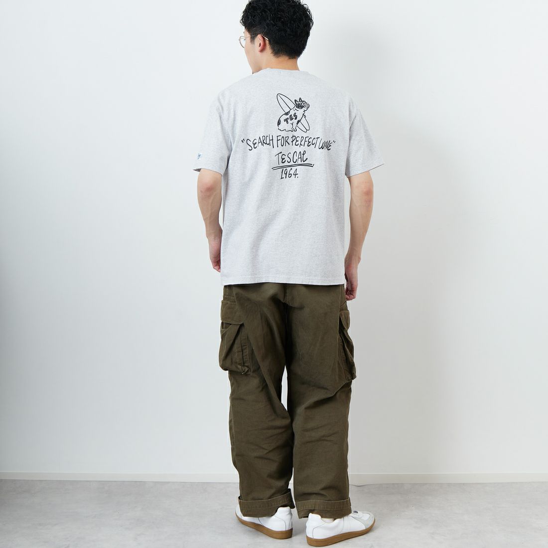 The Endless Summer [エンドレスサマー] 別注 手書き風ロゴ BUHIバックプリントTシャツ [FH-25574502-JF] 03 MIX GRA &&モデル身長：168cm 着用サイズ：L&&