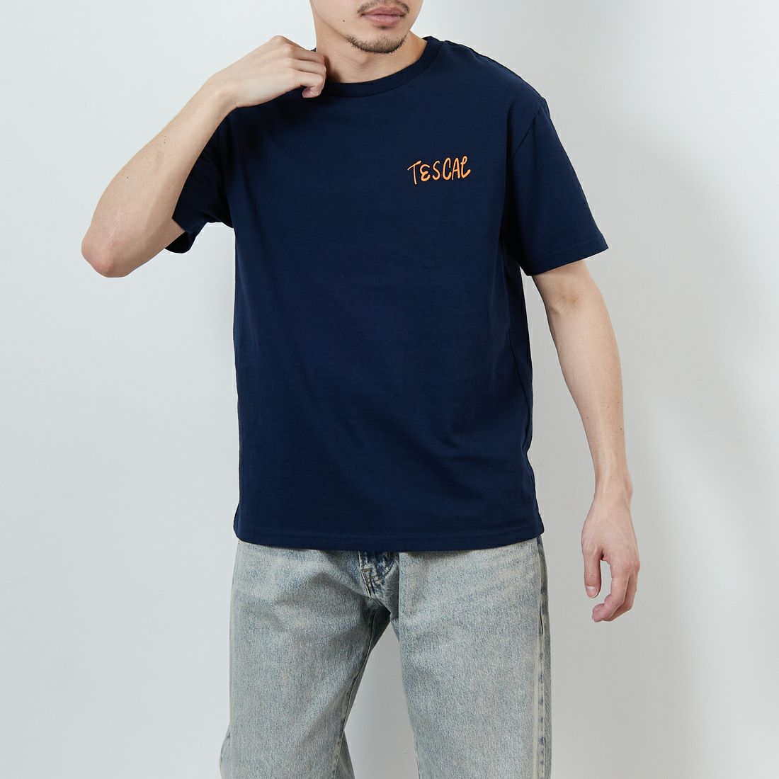The Endless Summer [エンドレスサマー] 別注 手書き風ロゴ BUHIバックプリントTシャツ [FH-25574502-JF] 60 NAVY &&モデル身長：168cm 着用サイズ：M&&