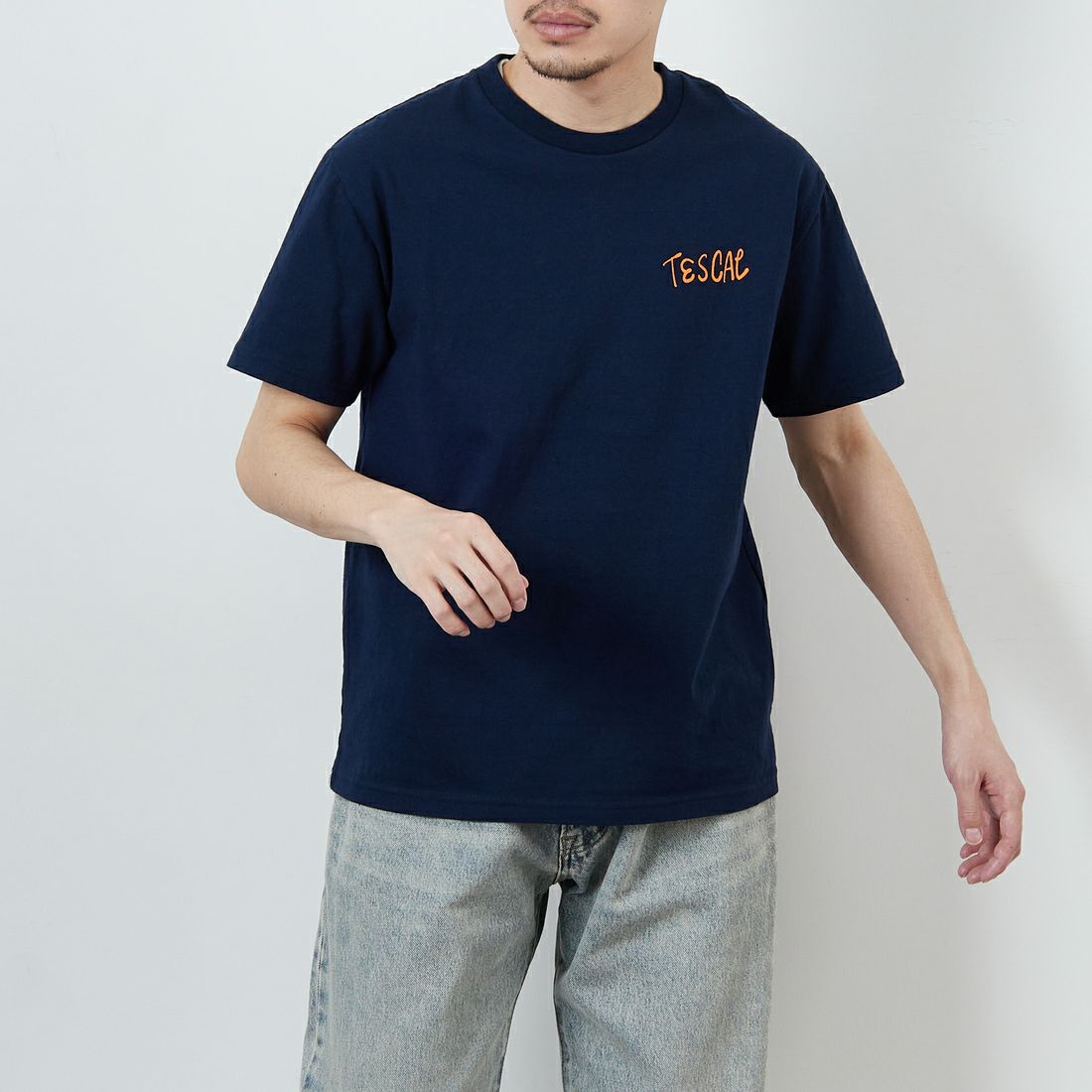 The Endless Summer [エンドレスサマー] 別注 手書き風ロゴ BUHIバックプリントTシャツ [FH-25574502-JF] 60 NAVY &&モデル身長：168cm 着用サイズ：M&&