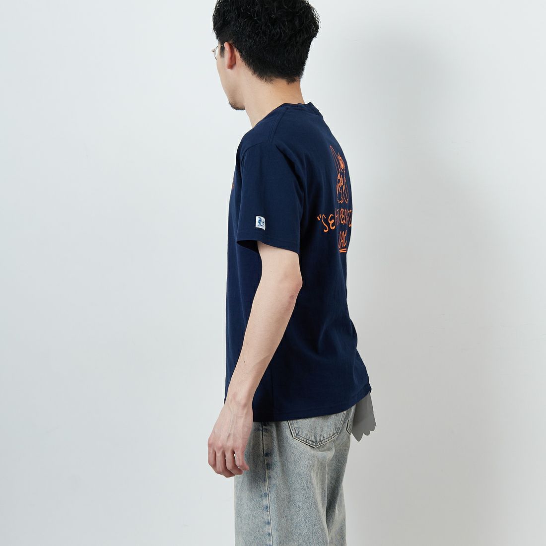 The Endless Summer [エンドレスサマー] 別注 手書き風ロゴ BUHIバックプリントTシャツ [FH-25574502-JF] 60 NAVY &&モデル身長：168cm 着用サイズ：M&&