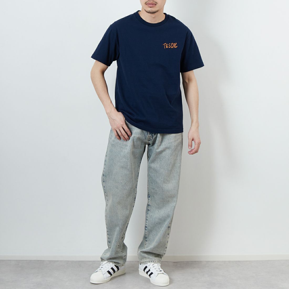 The Endless Summer [エンドレスサマー] 別注 手書き風ロゴ BUHIバックプリントTシャツ [FH-25574502-JF] 60 NAVY &&モデル身長：168cm 着用サイズ：M&&