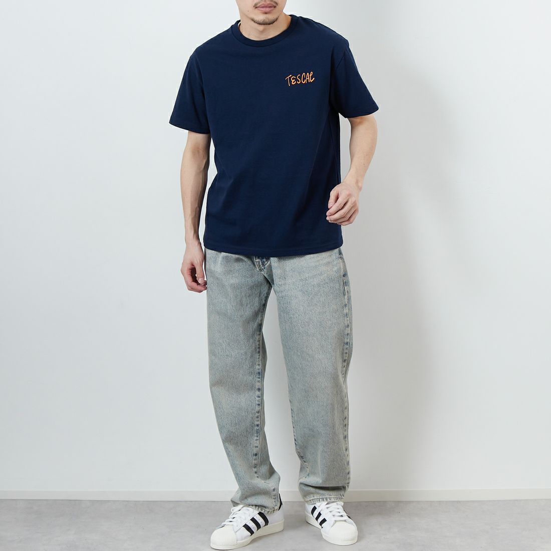 The Endless Summer [エンドレスサマー] 別注 手書き風ロゴ BUHIバックプリントTシャツ [FH-25574502-JF] 60 NAVY &&モデル身長：168cm 着用サイズ：M&&