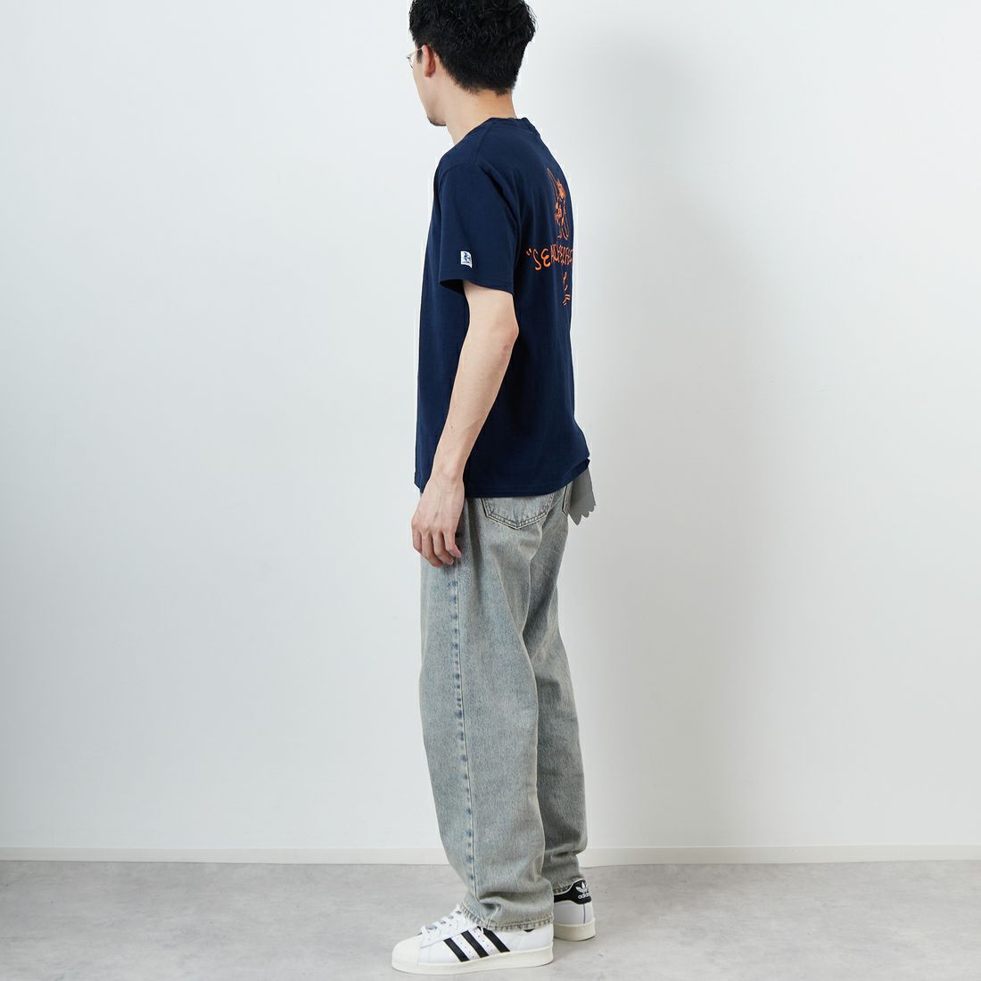 The Endless Summer [エンドレスサマー] 別注 手書き風ロゴ BUHIバックプリントTシャツ [FH-25574502-JF] 60 NAVY &&モデル身長：168cm 着用サイズ：M&&