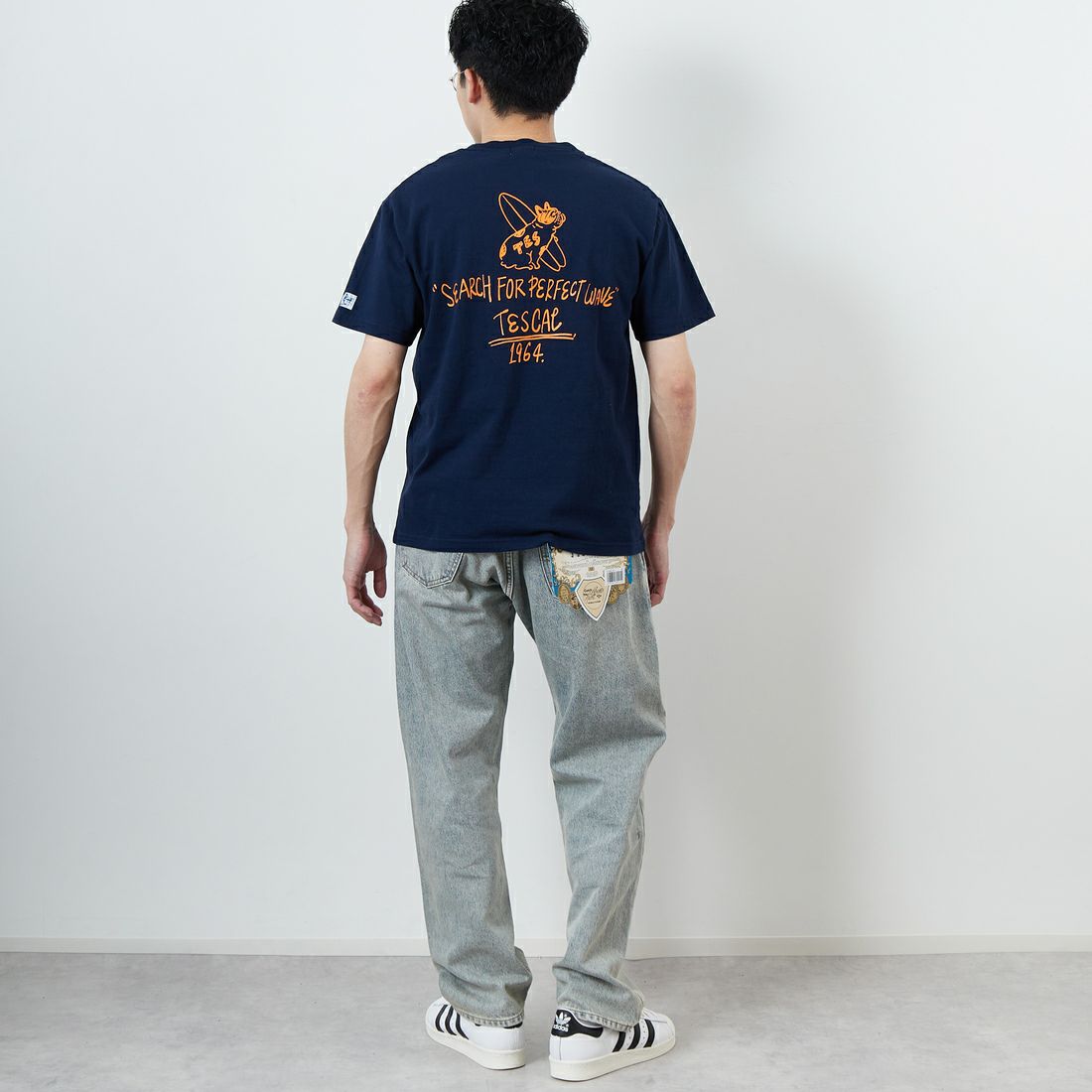 The Endless Summer [エンドレスサマー] 別注 手書き風ロゴ BUHIバックプリントTシャツ [FH-25574502-JF] 60 NAVY &&モデル身長：168cm 着用サイズ：M&&