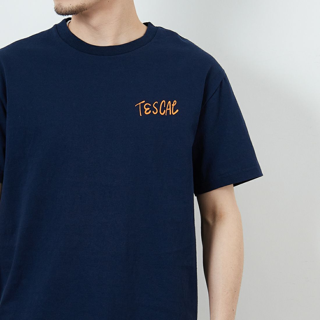 The Endless Summer [エンドレスサマー] 別注 手書き風ロゴ BUHIバックプリントTシャツ [FH-25574502-JF] 60 NAVY &&モデル身長：168cm 着用サイズ：M&&