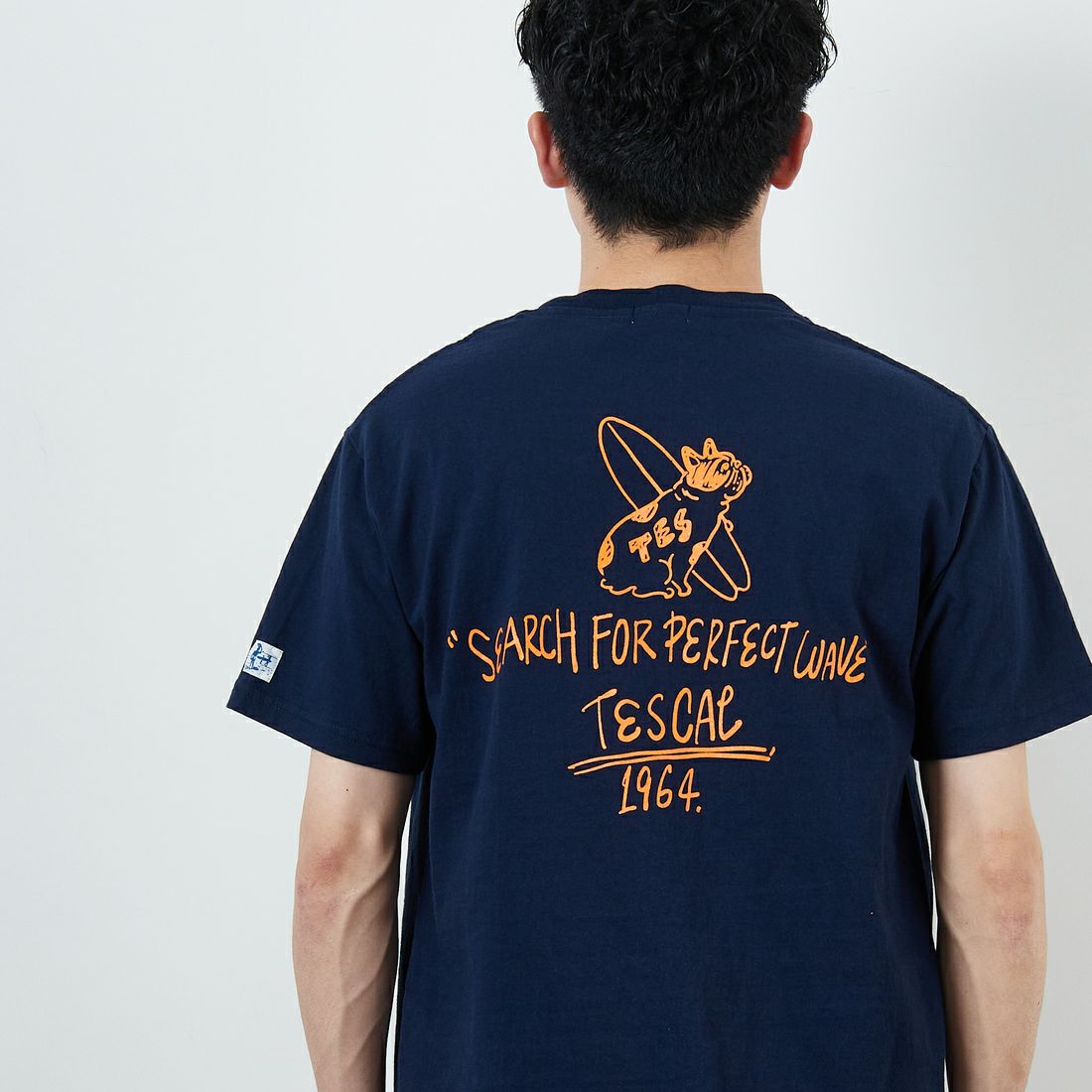 The Endless Summer [エンドレスサマー] 別注 手書き風ロゴ BUHIバックプリントTシャツ [FH-25574502-JF] 60 NAVY &&モデル身長：168cm 着用サイズ：M&&