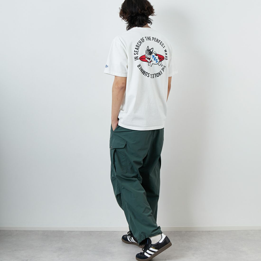 The Endless Summer [エンドレスサマー] 別注 サークルBUHIバックプリントTシャツ [FH-25574503-JF] 07 WHITE &&モデル身長：179cm 着用サイズ：XL&&