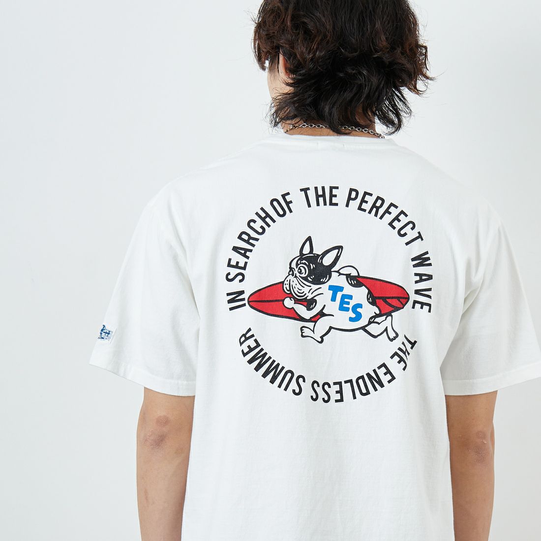 The Endless Summer [エンドレスサマー] 別注 サークルBUHIバックプリントTシャツ [FH-25574503-JF] 07 WHITE &&モデル身長：179cm 着用サイズ：XL&&