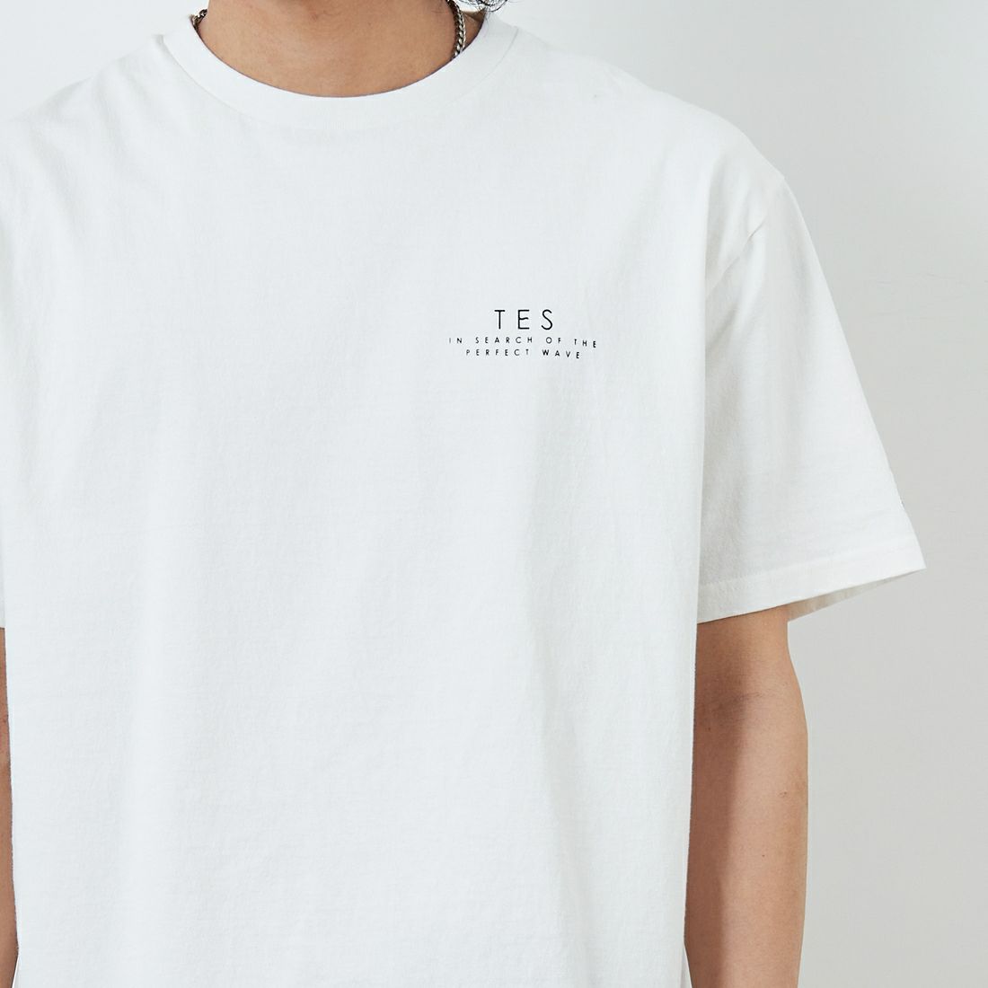 The Endless Summer [エンドレスサマー] 別注 サークルBUHIバックプリントTシャツ [FH-25574503-JF] 07 WHITE &&モデル身長：179cm 着用サイズ：XL&&