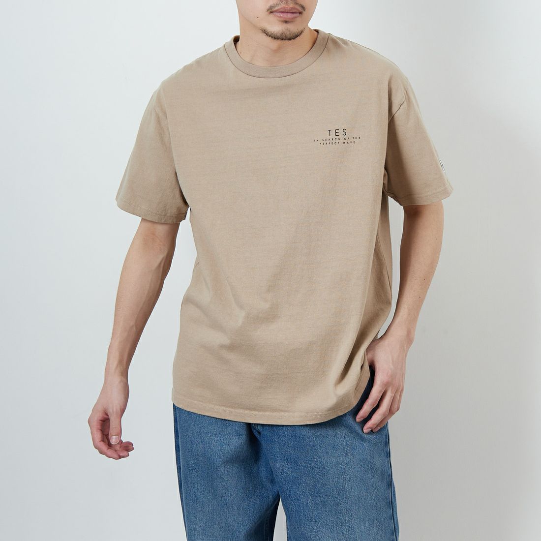 The Endless Summer [エンドレスサマー] 別注 サークルBUHIバックプリントTシャツ [FH-25574503-JF] 35 BEIGE &&モデル身長：167cm 着用サイズ：L&&