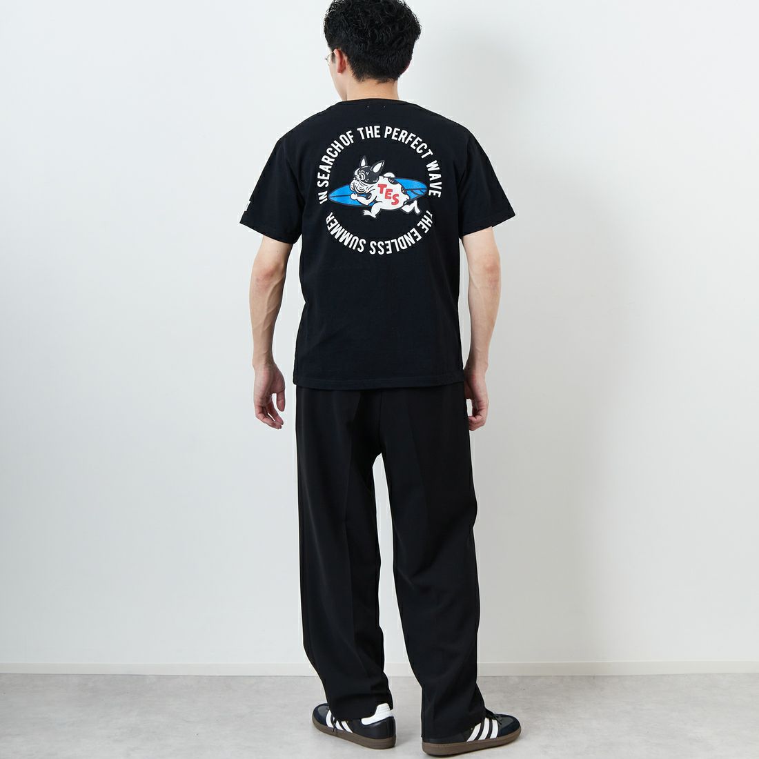 The Endless Summer [エンドレスサマー] 別注 サークルBUHIバックプリントTシャツ [FH-25574503-JF] 01 BLACK &&モデル身長：167cm 着用サイズ：M&&