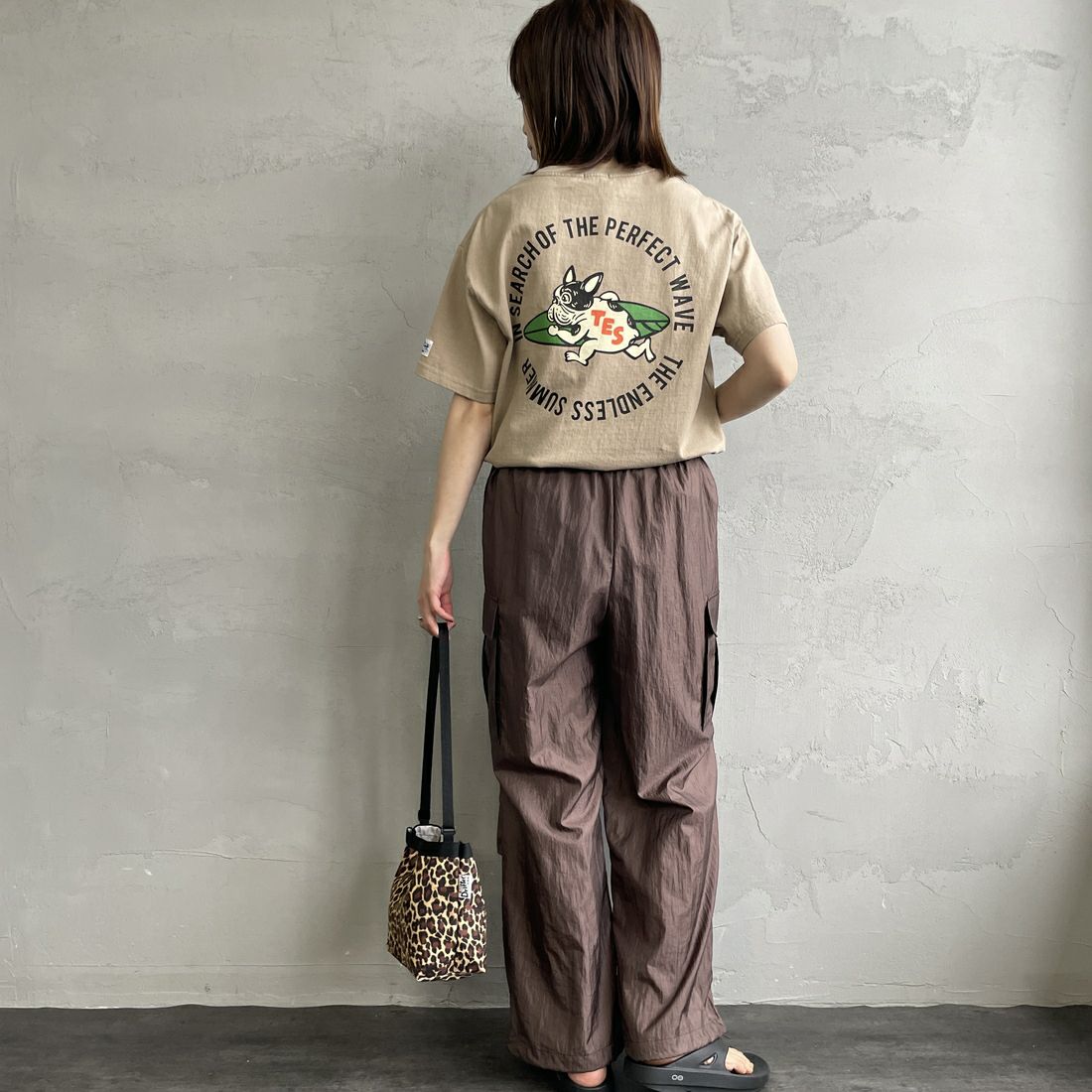 The Endless Summer [エンドレスサマー] 別注 サークルBUHIバックプリントTシャツ [FH-25574503-JF] 35 BEIGE &&モデル身長：158cm 着用サイズ：S&&