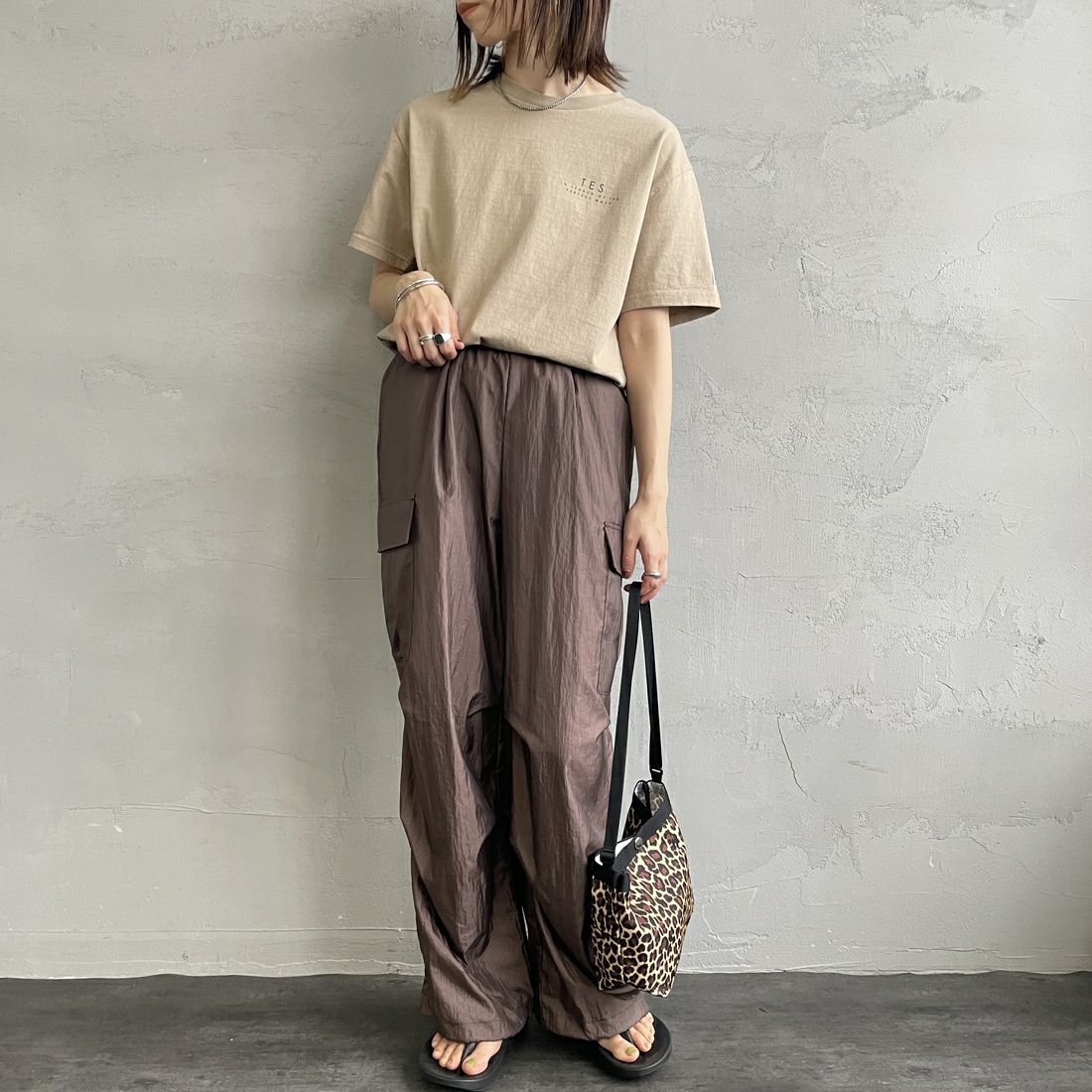 The Endless Summer [エンドレスサマー] 別注 サークルBUHIバックプリントTシャツ [FH-25574503-JF] 35 BEIGE &&モデル身長：158cm 着用サイズ：S&&