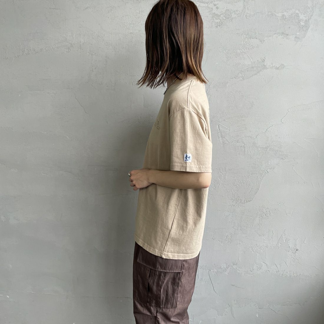 The Endless Summer [エンドレスサマー] 別注 サークルBUHIバックプリントTシャツ [FH-25574503-JF] 35 BEIGE &&モデル身長：158cm 着用サイズ：S&&