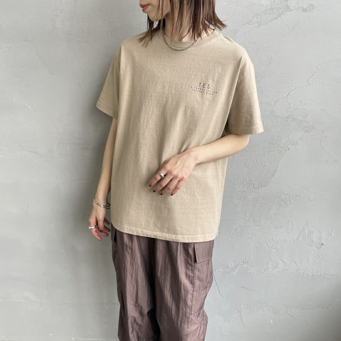The Endless Summer [エンドレスサマー] 別注 サークルBUHIバックプリントTシャツ [FH-25574503-JF] 35 BEIGE &&モデル身長：158cm 着用サイズ：S&&