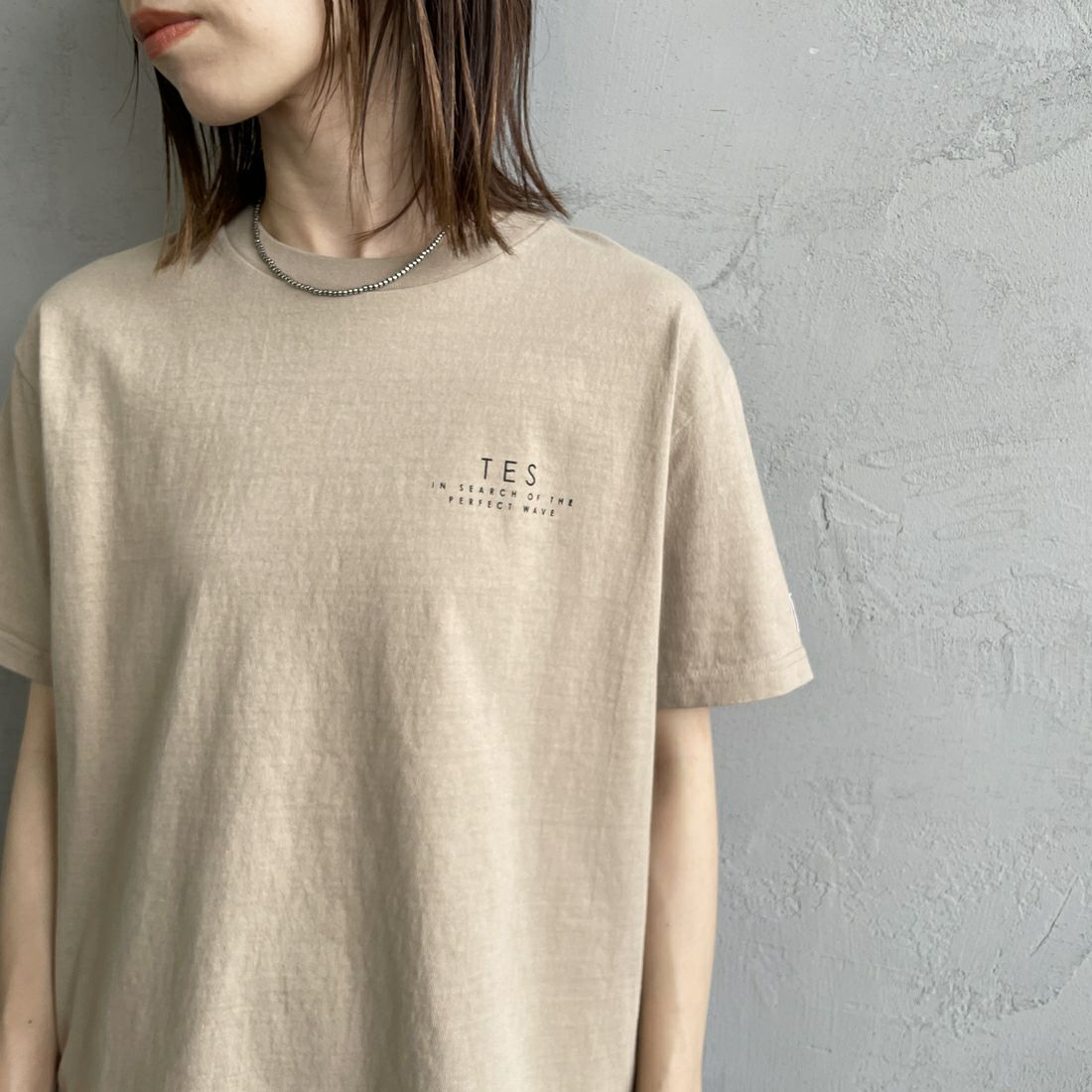 The Endless Summer [エンドレスサマー] 別注 サークルBUHIバックプリントTシャツ [FH-25574503-JF] 35 BEIGE &&モデル身長：158cm 着用サイズ：S&&
