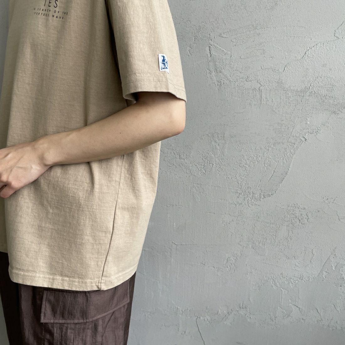 The Endless Summer [エンドレスサマー] 別注 サークルBUHIバックプリントTシャツ [FH-25574503-JF] 35 BEIGE &&モデル身長：158cm 着用サイズ：S&&