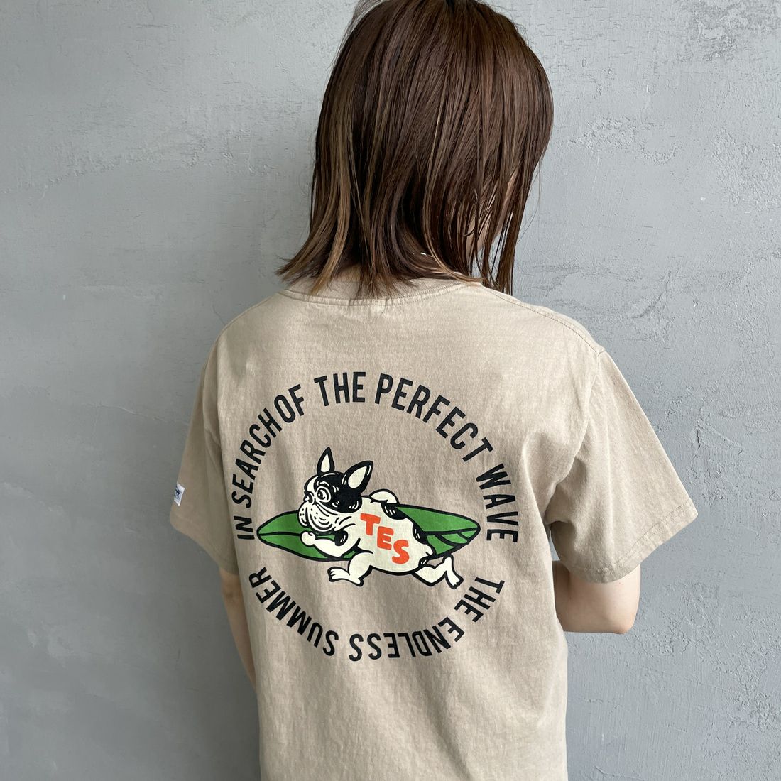 The Endless Summer [エンドレスサマー] 別注 サークルBUHIバックプリントTシャツ [FH-25574503-JF] 35 BEIGE &&モデル身長：158cm 着用サイズ：S&&
