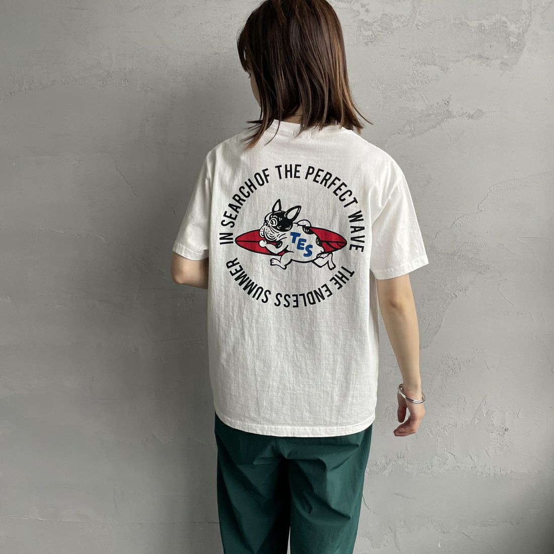 The Endless Summer [エンドレスサマー] 別注 サークルBUHIバックプリントTシャツ [FH-25574503-JF] 07 WHITE &&モデル身長：158cm 着用サイズ：S&&