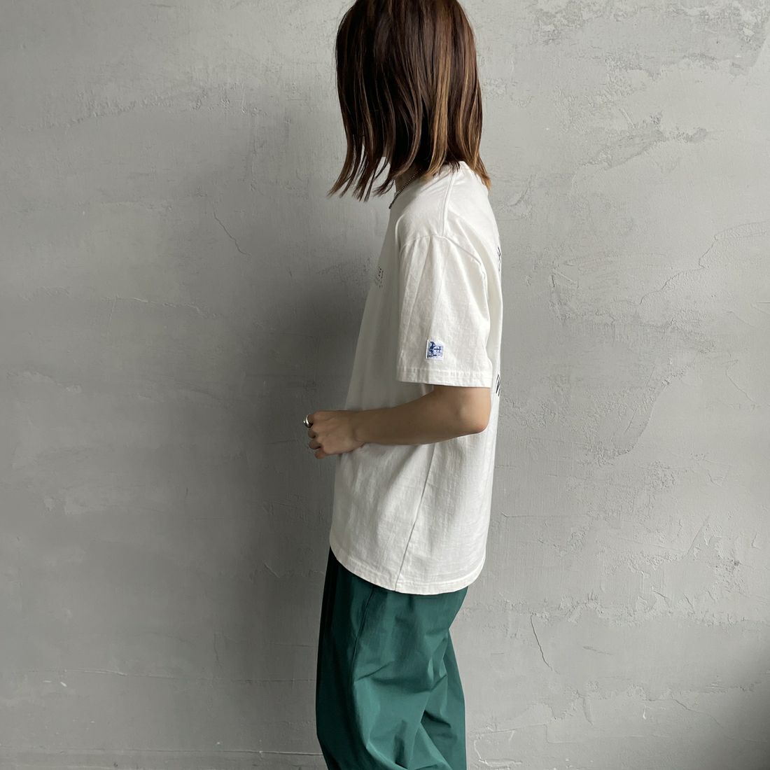 The Endless Summer [エンドレスサマー] 別注 サークルBUHIバックプリントTシャツ [FH-25574503-JF] 07 WHITE &&モデル身長：158cm 着用サイズ：S&&