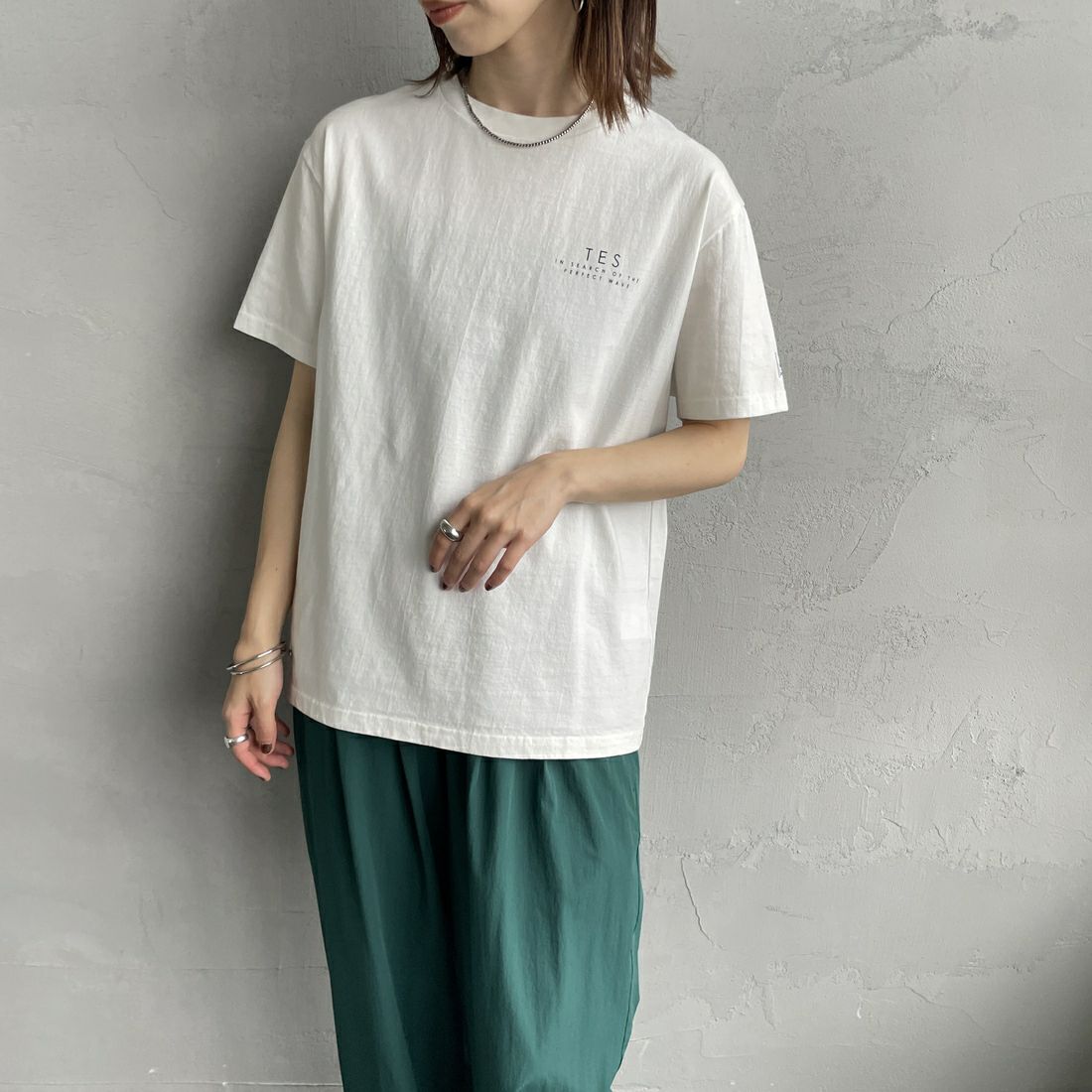 The Endless Summer [エンドレスサマー] 別注 サークルBUHIバックプリントTシャツ [FH-25574503-JF] 07 WHITE &&モデル身長：158cm 着用サイズ：S&&