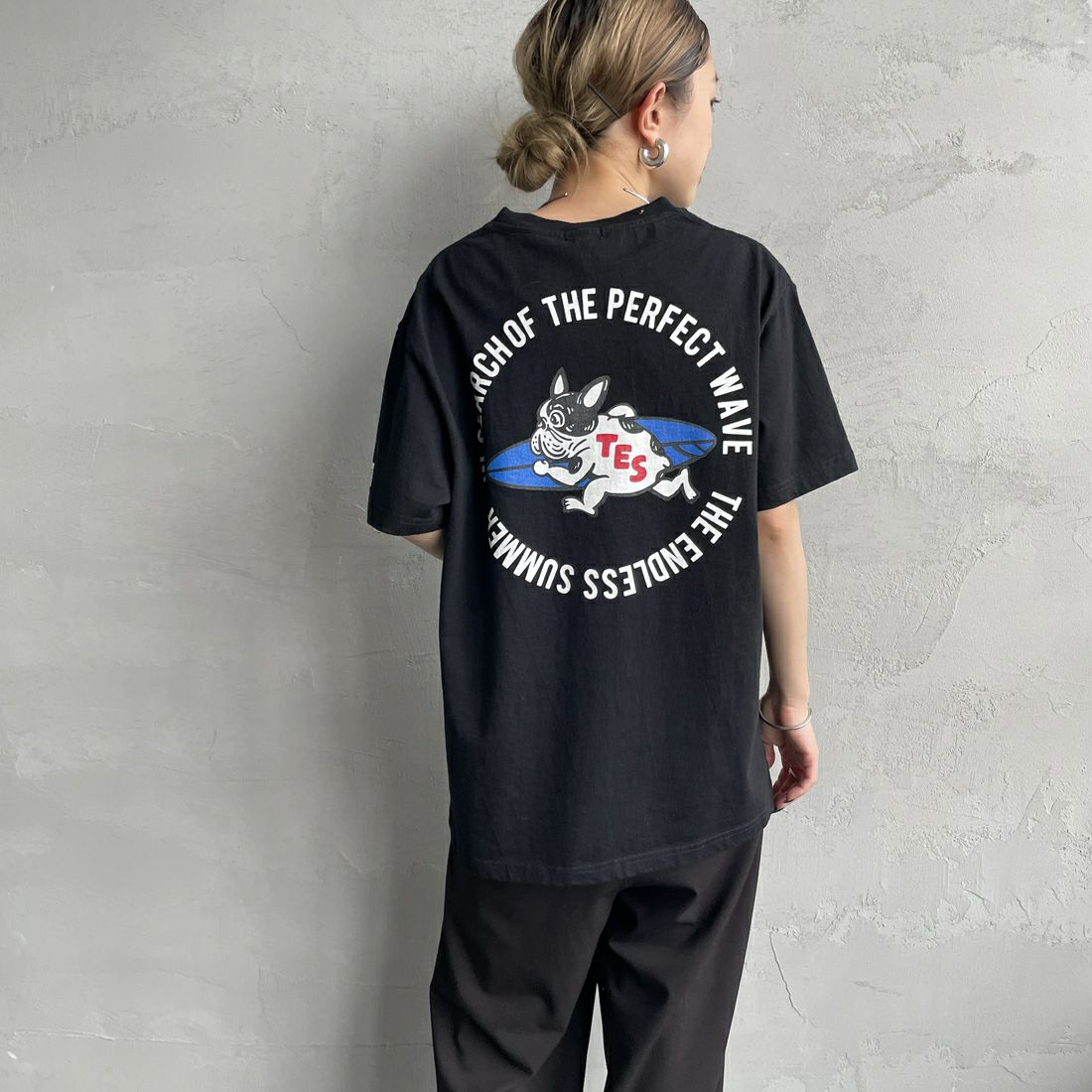 The Endless Summer [エンドレスサマー] 別注 サークルBUHIバックプリントTシャツ [FH-25574503-JF] 01 BLACK &&モデル身長：150cm 着用サイズ：S&&