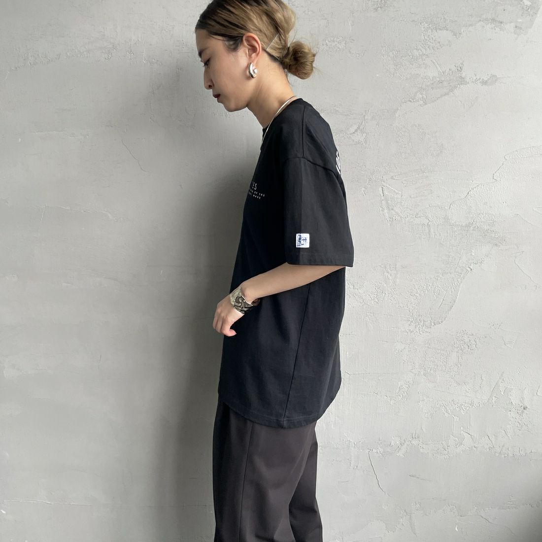 The Endless Summer [エンドレスサマー] 別注 サークルBUHIバックプリントTシャツ [FH-25574503-JF] 01 BLACK &&モデル身長：150cm 着用サイズ：S&&