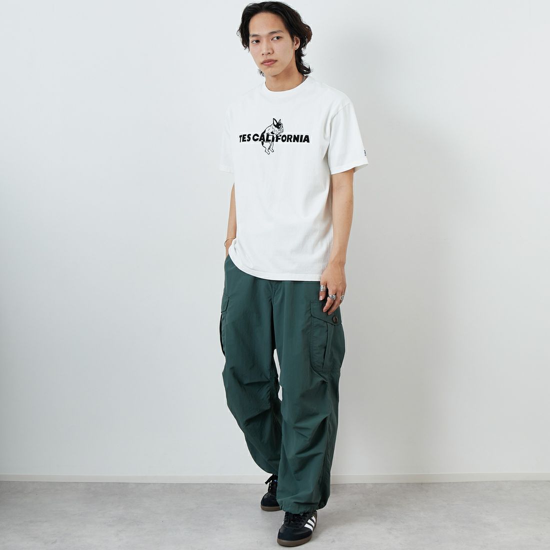 The Endless Summer [エンドレスサマー] 別注 TES CALフロッキーロゴプリントTシャツ [FH-25574504-JF] 07 WHITE &&モデル身長：179cm 着用サイズ：XL&&