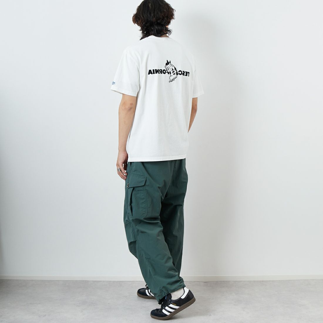 The Endless Summer [エンドレスサマー] 別注 TES CALフロッキーロゴプリントTシャツ [FH-25574504-JF] 07 WHITE &&モデル身長：179cm 着用サイズ：XL&&