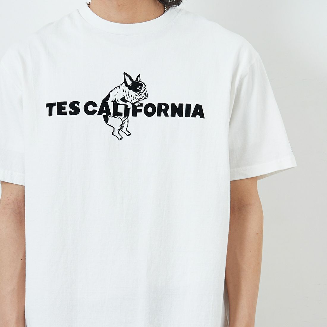 The Endless Summer [エンドレスサマー] 別注 TES CALフロッキーロゴプリントTシャツ [FH-25574504-JF] 07 WHITE &&モデル身長：179cm 着用サイズ：XL&&