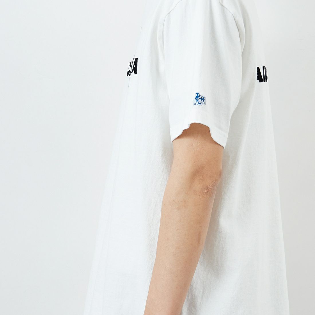 The Endless Summer [エンドレスサマー] 別注 TES CALフロッキーロゴプリントTシャツ [FH-25574504-JF] 07 WHITE &&モデル身長：179cm 着用サイズ：XL&&