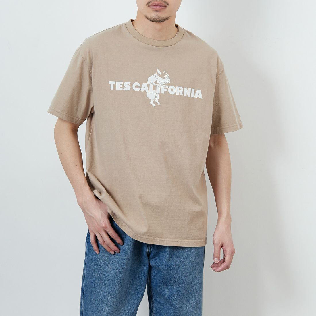 The Endless Summer [エンドレスサマー] 別注 TES CALフロッキーロゴプリントTシャツ [FH-25574504-JF] 35 BEIGE &&モデル身長：168cm 着用サイズ：L&&