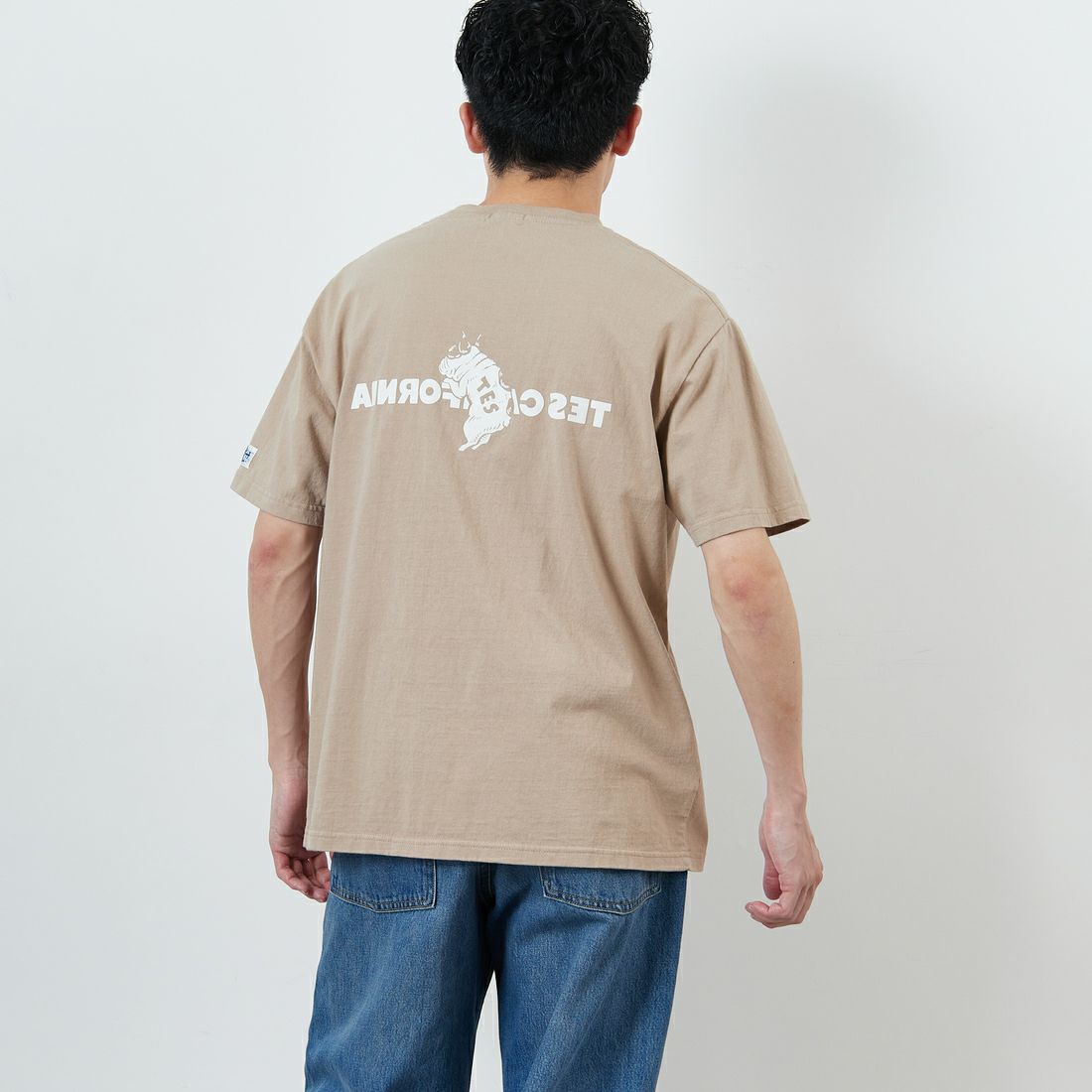 The Endless Summer [エンドレスサマー] 別注 TES CALフロッキーロゴプリントTシャツ [FH-25574504-JF] 35 BEIGE &&モデル身長：168cm 着用サイズ：L&&