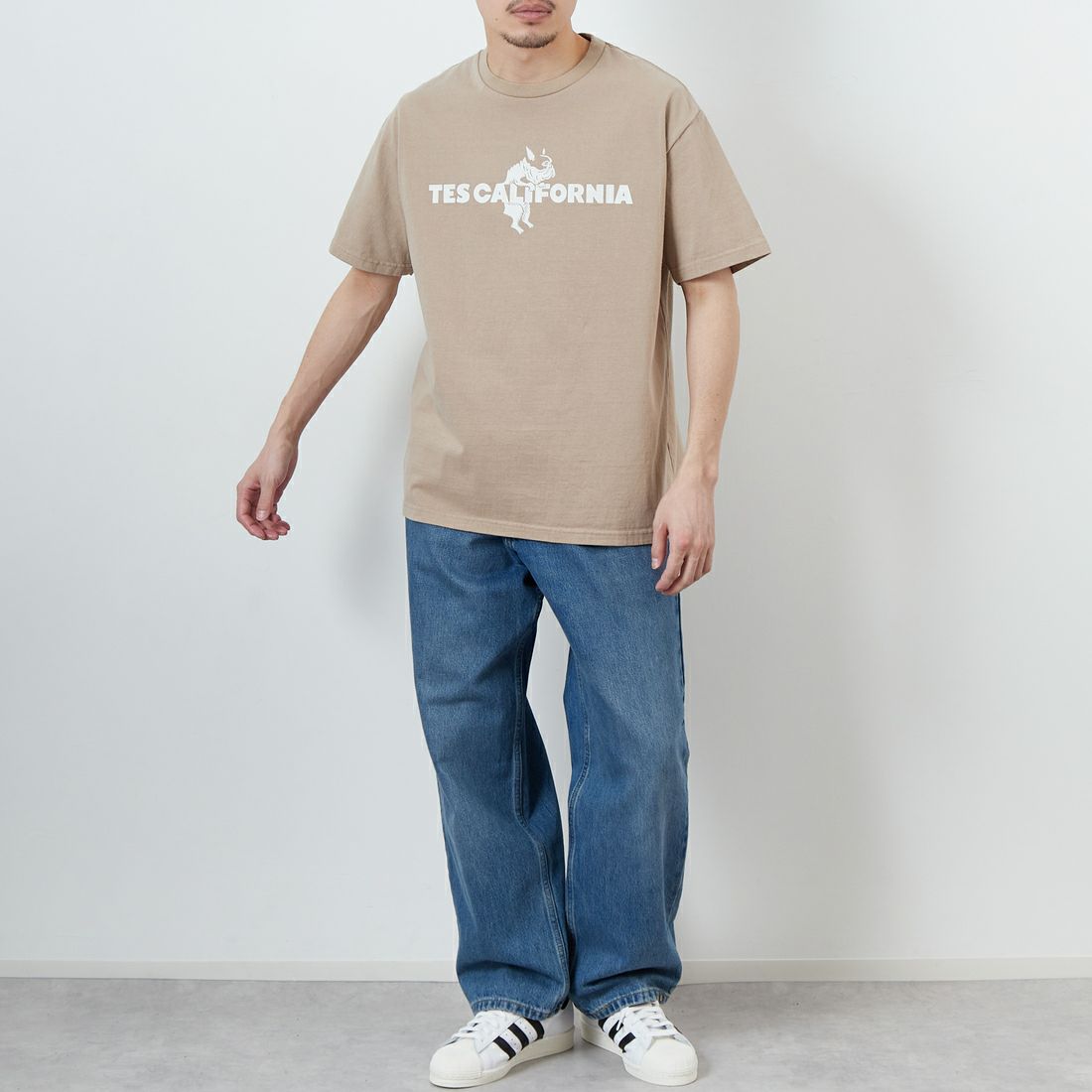 The Endless Summer [エンドレスサマー] 別注 TES CALフロッキーロゴプリントTシャツ [FH-25574504-JF] 35 BEIGE &&モデル身長：168cm 着用サイズ：L&&