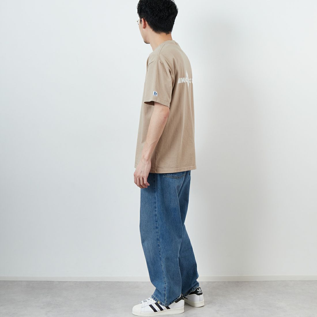 The Endless Summer [エンドレスサマー] 別注 TES CALフロッキーロゴプリントTシャツ [FH-25574504-JF] 35 BEIGE &&モデル身長：168cm 着用サイズ：L&&