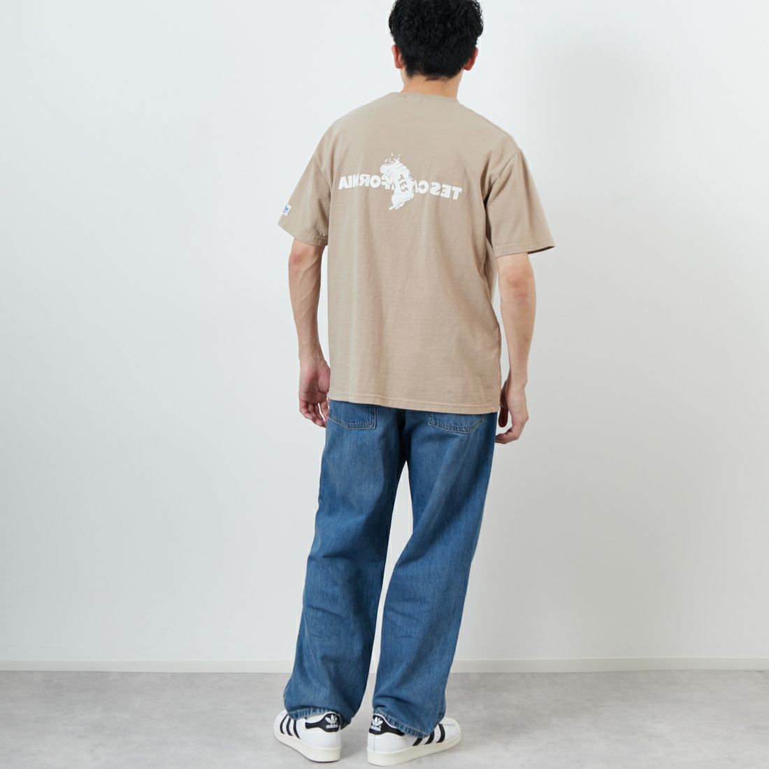 The Endless Summer [エンドレスサマー] 別注 TES CALフロッキーロゴプリントTシャツ [FH-25574504-JF] 35 BEIGE &&モデル身長：168cm 着用サイズ：L&&