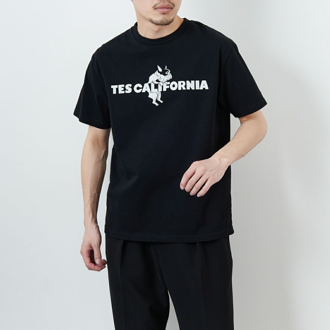 The Endless Summer [エンドレスサマー] 別注 TES CALフロッキーロゴプリントTシャツ [FH-25574504-JF] 01 BLACK &&モデル身長：168cm 着用サイズ：M&&