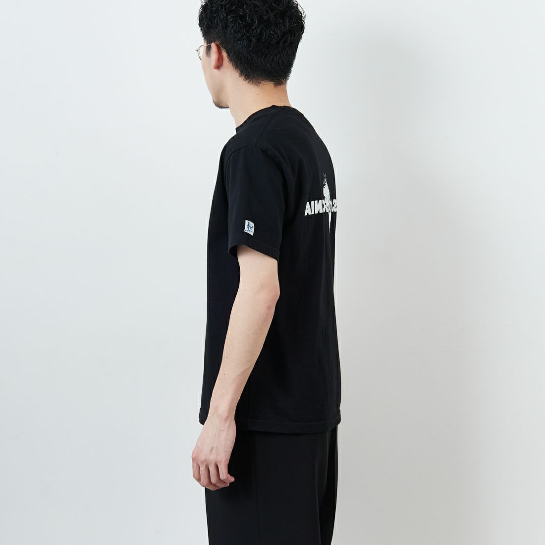 The Endless Summer [エンドレスサマー] 別注 TES CALフロッキーロゴプリントTシャツ [FH-25574504-JF] 01 BLACK &&モデル身長：168cm 着用サイズ：M&&