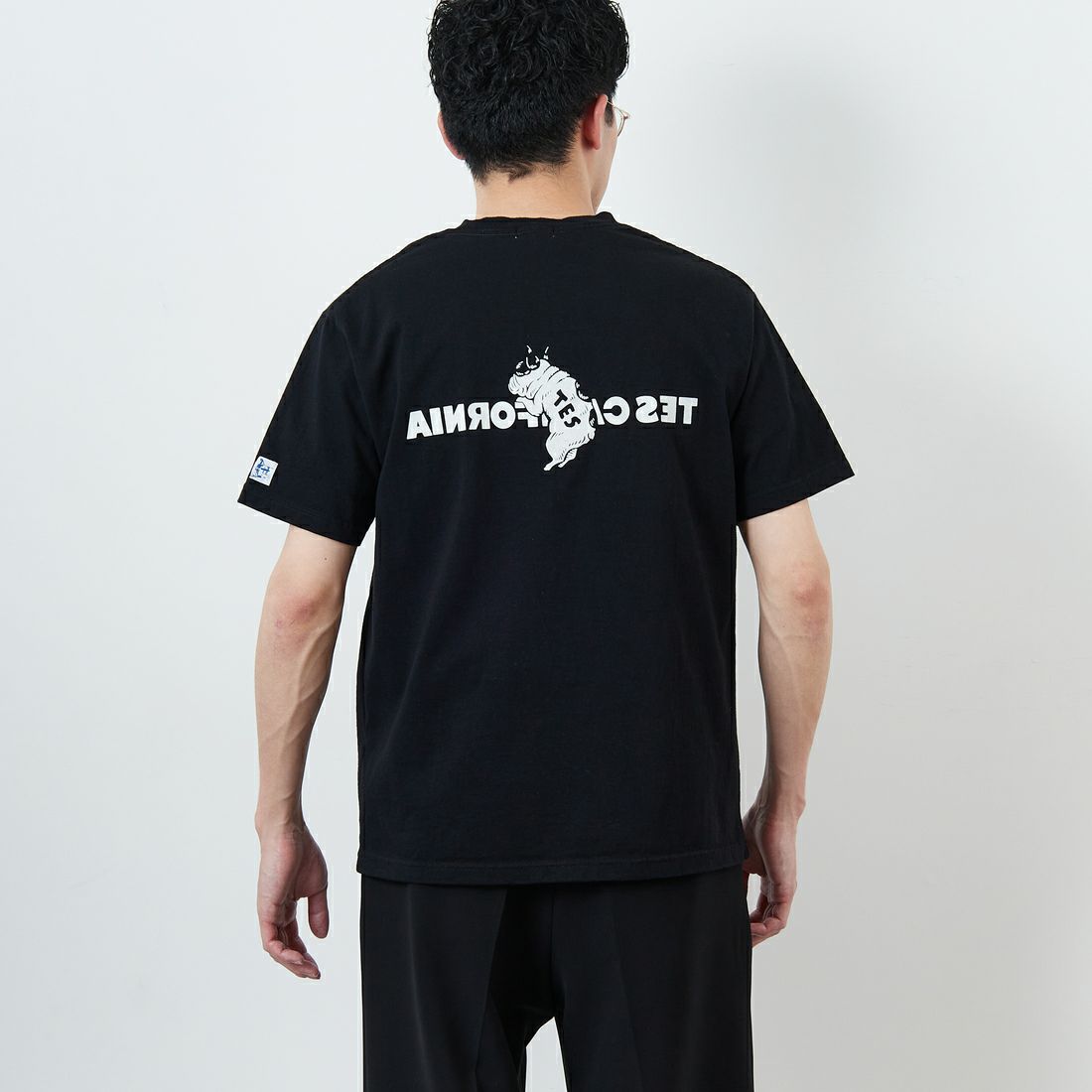 The Endless Summer [エンドレスサマー] 別注 TES CALフロッキーロゴプリントTシャツ [FH-25574504-JF] 01 BLACK &&モデル身長：168cm 着用サイズ：M&&