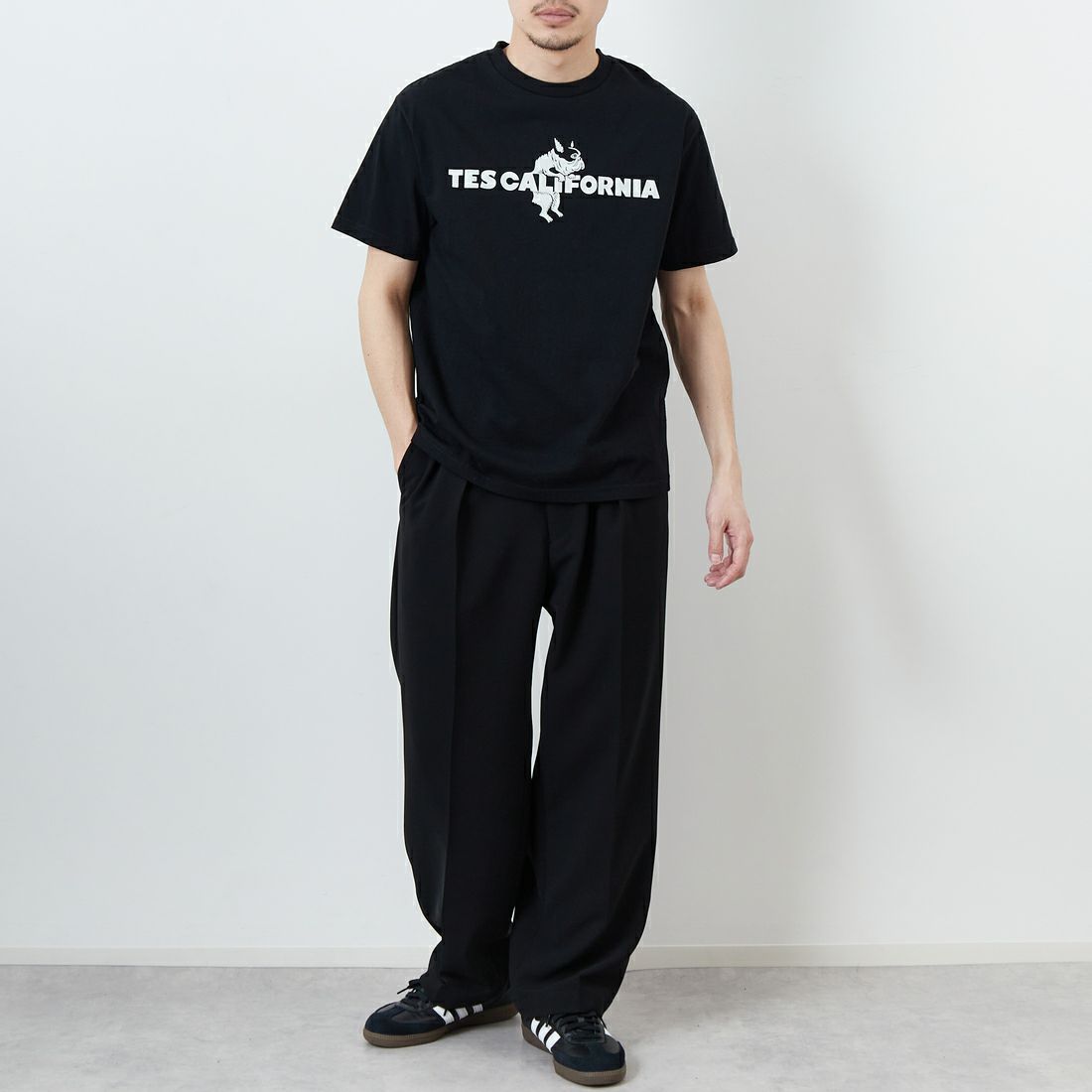 The Endless Summer [エンドレスサマー] 別注 TES CALフロッキーロゴプリントTシャツ [FH-25574504-JF] 01 BLACK &&モデル身長：168cm 着用サイズ：M&&
