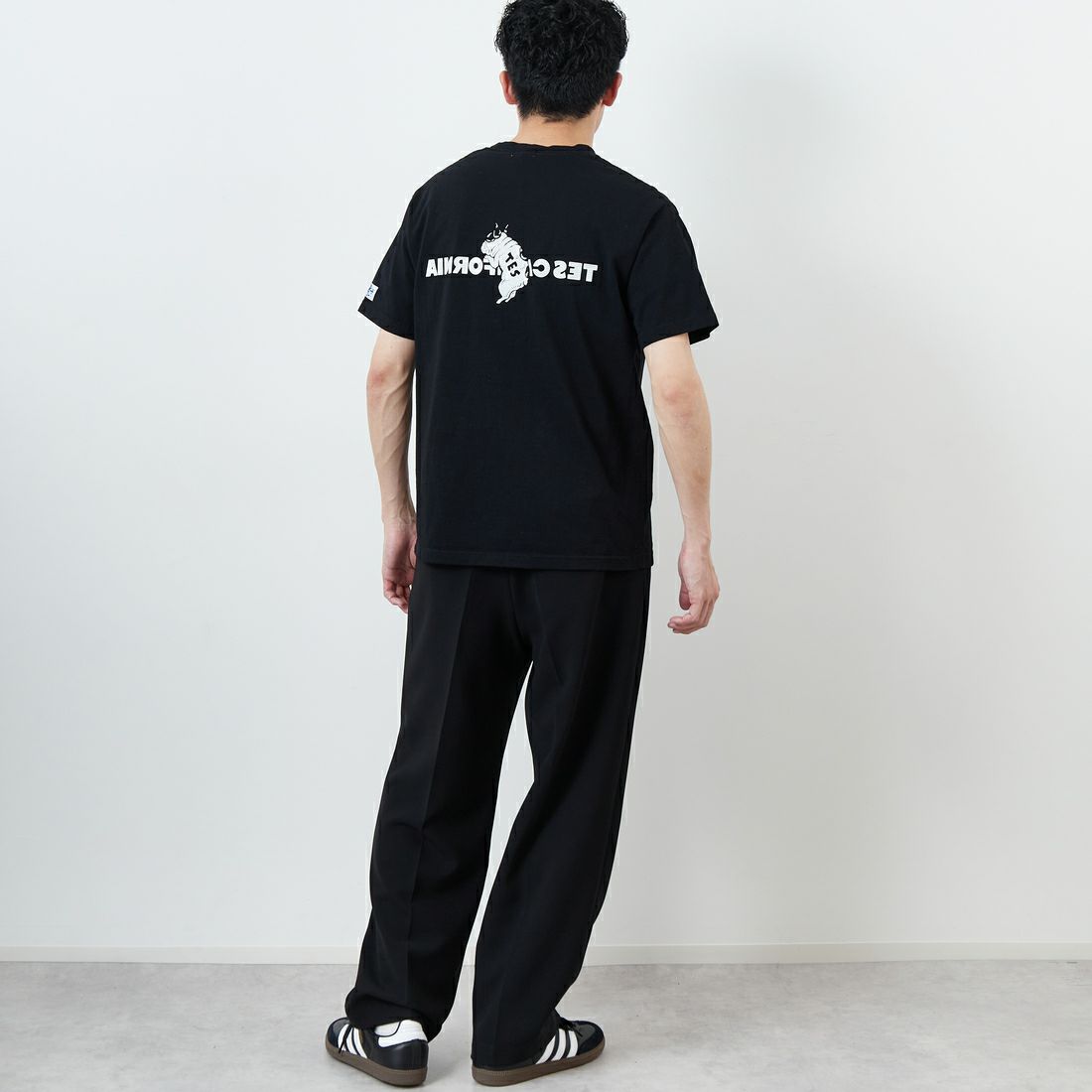The Endless Summer [エンドレスサマー] 別注 TES CALフロッキーロゴプリントTシャツ [FH-25574504-JF] 01 BLACK &&モデル身長：168cm 着用サイズ：M&&