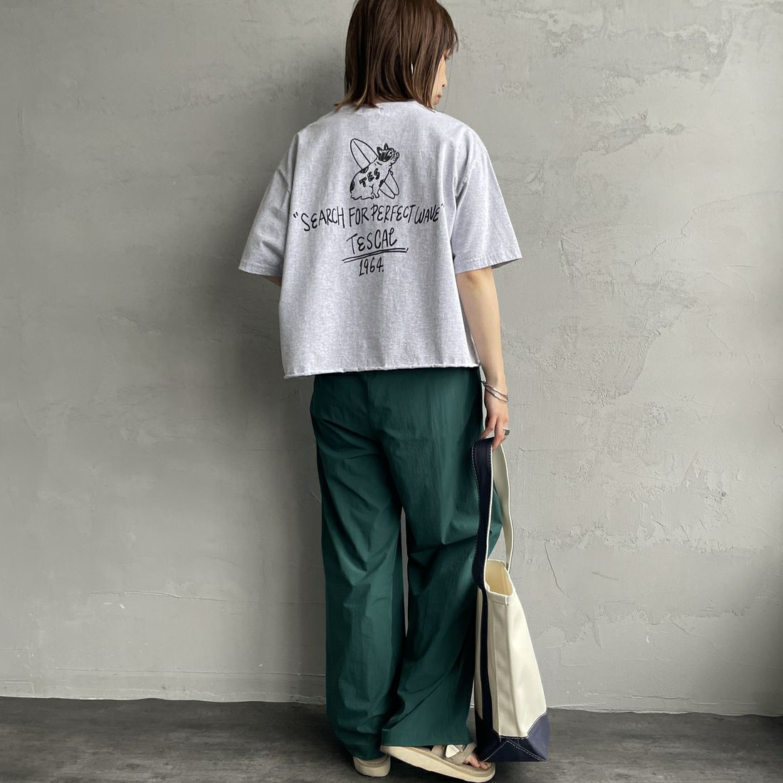 The Endless Summer [エンドレスサマー] 別注 手書き風ロゴ BUHIバックプリント カットオフTシャツ [FH-25574508-JF] MIX GRAY &&モデル身長：158cm 着用サイズ：F&&