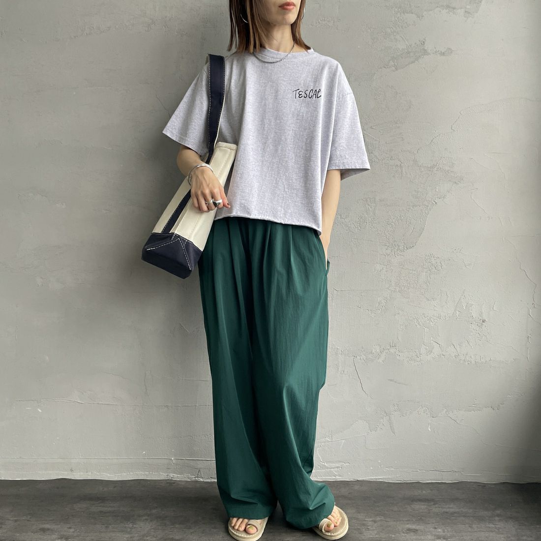 The Endless Summer [エンドレスサマー] 別注 手書き風ロゴ BUHIバックプリント カットオフTシャツ [FH-25574508-JF] MIX GRAY &&モデル身長：158cm 着用サイズ：F&&