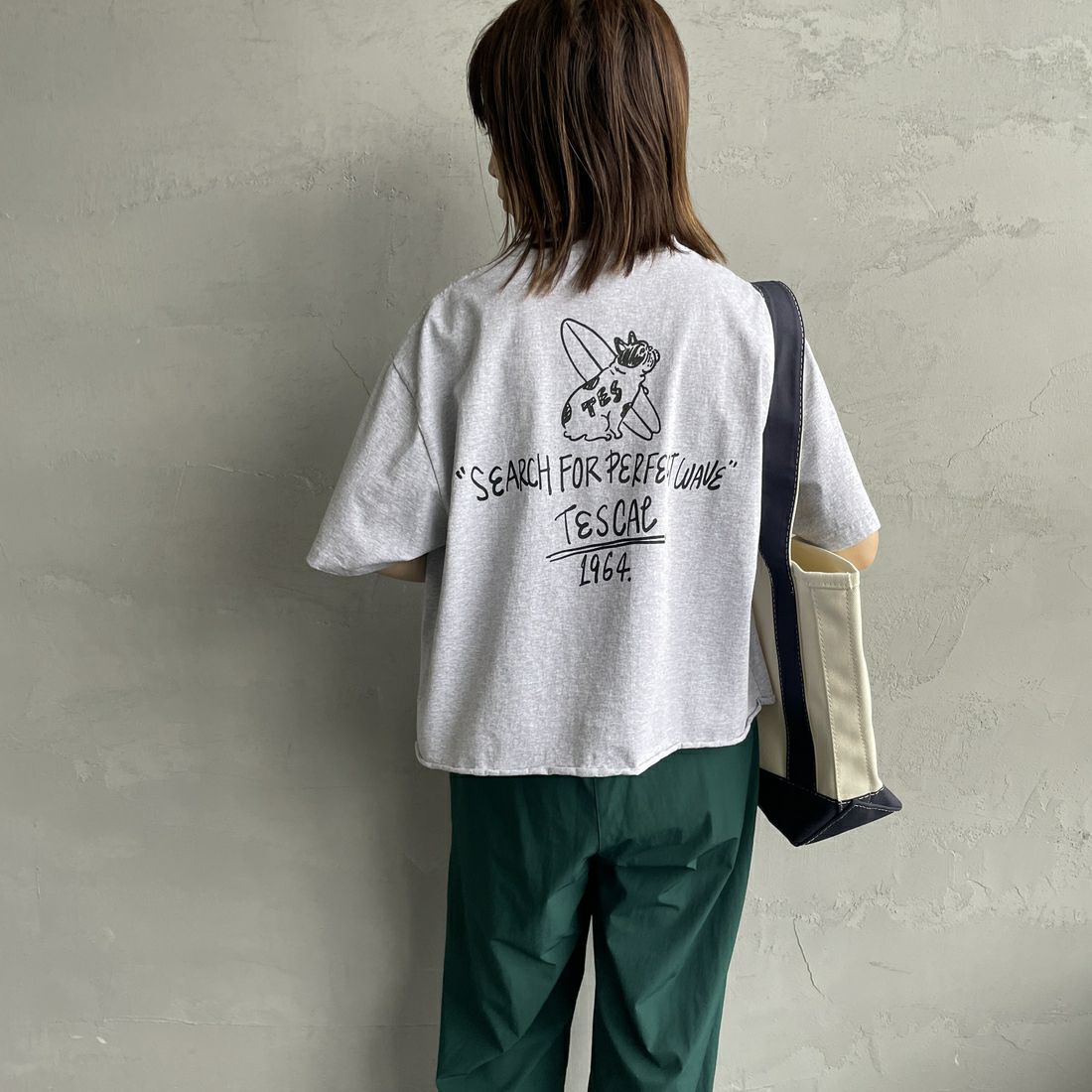 The Endless Summer [エンドレスサマー] 別注 手書き風ロゴ BUHIバックプリント カットオフTシャツ [FH-25574508-JF] MIX GRAY &&モデル身長：158cm 着用サイズ：F&&