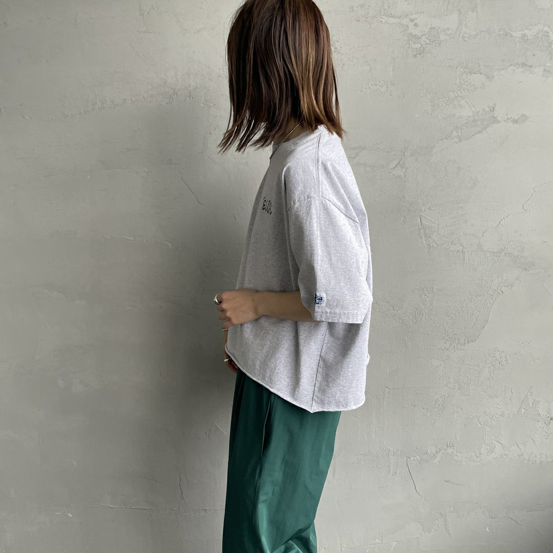 The Endless Summer [エンドレスサマー] 別注 手書き風ロゴ BUHIバックプリント カットオフTシャツ [FH-25574508-JF] MIX GRAY &&モデル身長：158cm 着用サイズ：F&&