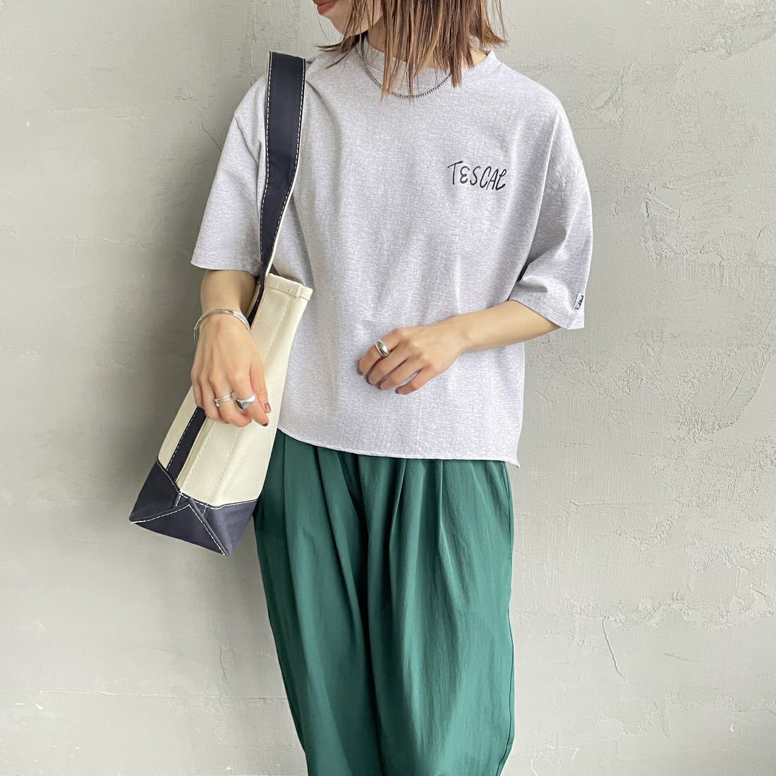 The Endless Summer [エンドレスサマー] 別注 手書き風ロゴ BUHIバックプリント カットオフTシャツ [FH-25574508-JF] MIX GRAY &&モデル身長：158cm 着用サイズ：F&&
