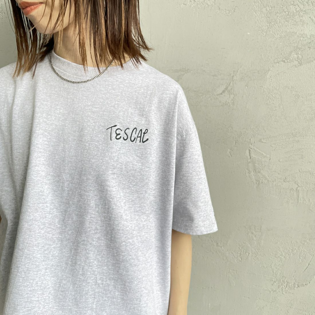 The Endless Summer [エンドレスサマー] 別注 手書き風ロゴ BUHIバックプリント カットオフTシャツ [FH-25574508-JF] MIX GRAY &&モデル身長：158cm 着用サイズ：F&&